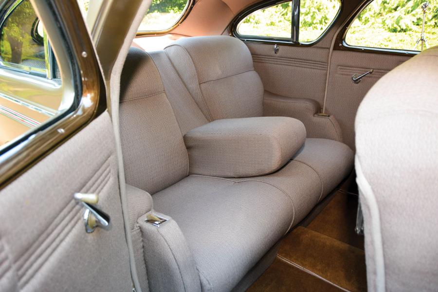 Интерьер Chrysler Imperial Airflow Sedan (C-10) 1936 года  (фото 16 из 38)